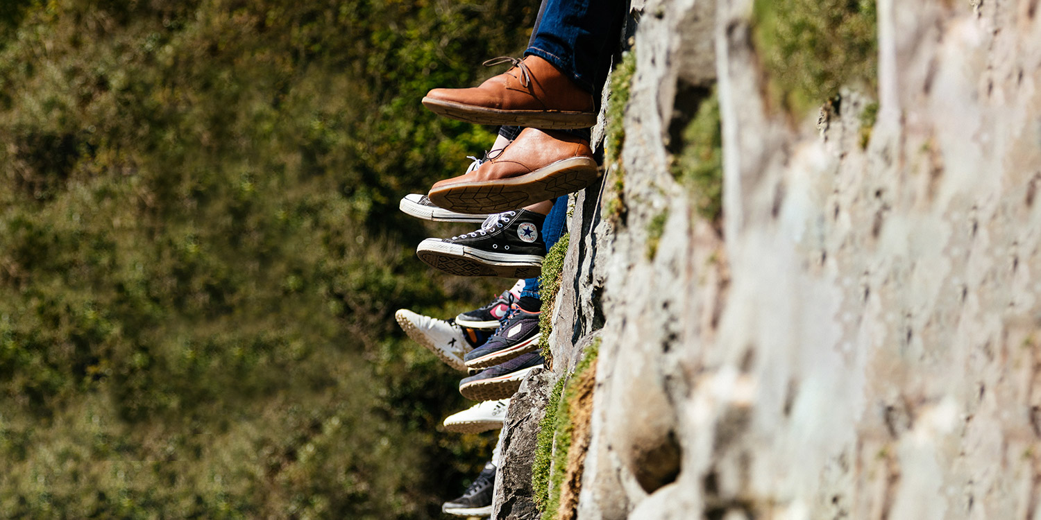 Foto: Føtter med sko fra forskjellige merker.